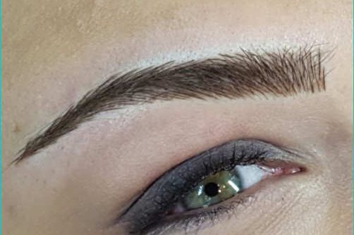sopracciglia tatuate